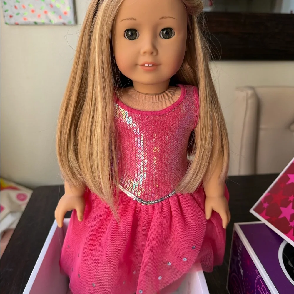 American Girl Doll - Isabelle - Plus 2 boxes of accessories. - Picture 3 of 10